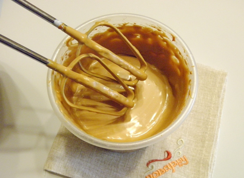 1. Этап. Крем из вареной сгущенки: Взбивайте миксером на максимальных оборотах крем, пока он не станет однородным и гладким. Готовый крем держите в холодильнике. Если для вас такой крем слишком сладким покажется, в следующий раз положите чуть больше масла.