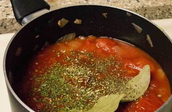 1. Этап. Домашний томатный соус для макарон: 3. Вымойте помидоры, нарежьте их мелко, выложите в кастрюлю и перемешайте. Добавьте сушеные (можно свежие) травы, 1-2 чайных ложки соли и по вкусу перец, лавровый лист.