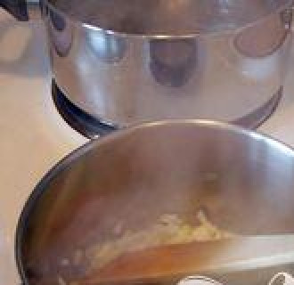 1. Этап. Классический овощной бульон: 4. Варите бульон 15-20 минут, изредка помешивая, при этом старайтесь не раздавить овощи.