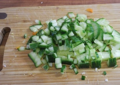 1. Этап. Салат Оливье с раковыми шейками: Огурцы вымыть, обсушить и мелко нарезать.