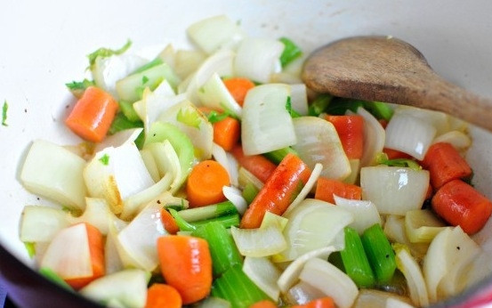 1. Этап. Свиная шейка тушеная: Извлекаем обжаренные куски свинины из сковороды. Теперь добавляем в сковороду крупно нарезанный сельдерей, морковь и лук. Обжариваем пару минут в жиру, который выделился при жарке свинины.