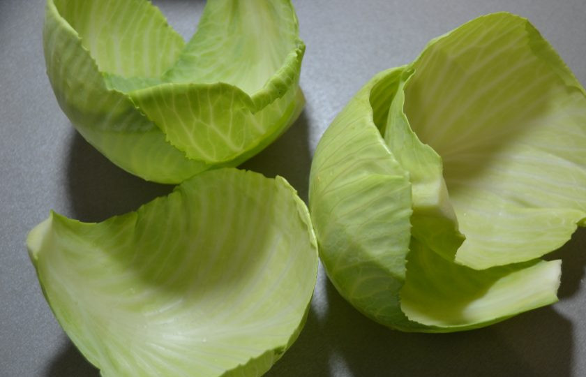 1. Этап. Думляма: Снимите с капусты верхние листочки, они пригодятся для последнего слоя.