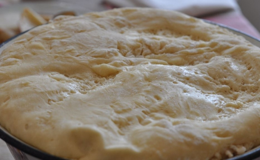 1. Этап. Дрожжевое тесто для булочек: Главное - это хорошо тесто вымесить. Тесто должно получиться легким, воздушным, оно не должно липнуть к рукам. Поставьте тесто в большой миске или кастрюле в теплое место (главное, чтобы не было сквозняков). Когда тесто подойдет, оно увеличится раза в два в размерах. Его стоит обмять — и тогда можно приступать к выпечке булочек.