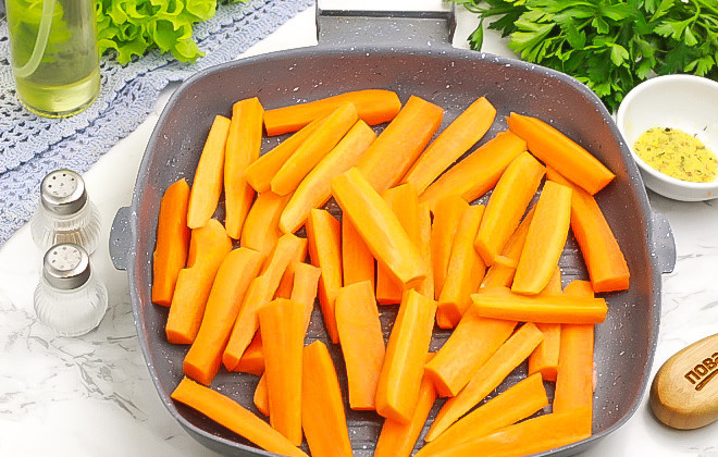 1. Этап. Форель с морковью: Морковки нарежьте крупными брусочками и выложите в форму для запекания.