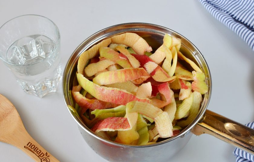 1. Этап. Джем из яблок на зиму: Яблочную кожуру выложите в кастрюлю, добавьте воду и проварите 10-15 минут.