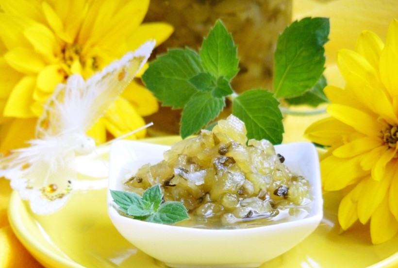 1. Этап. Варенье из огурцов с лимоном: Банки простерилизовать, крышки прокипятить. Разложить варенье по банкам. Закатать и укутать, поставить остывать. Хранить в прохладном месте. Варенье из огурцов с лимоном готово. Приятного аппетита!