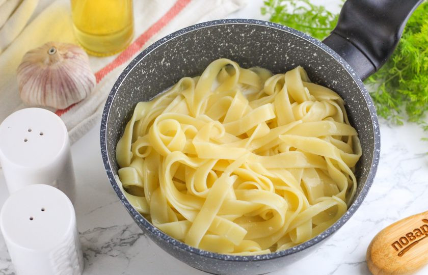 1. Этап. Сырно-сливочная паста с морепродуктами: Выложите в соус отварную пасту и аккуратно перемешайте. Протомите еще 1-2 минуты, доведя все содержимое емкости до кипения.