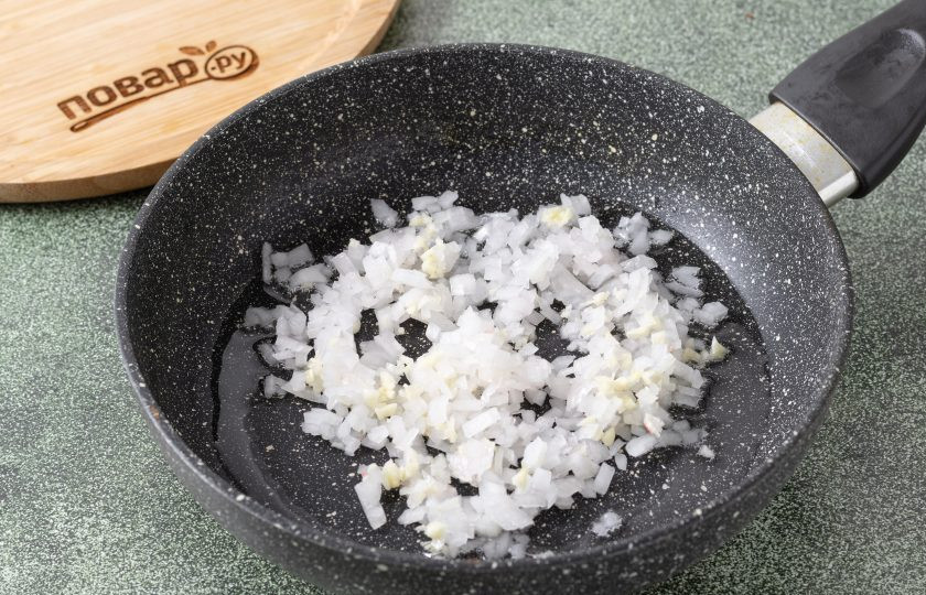 1. Этап. Соус с маринованным имбирем: Чеснок и репчатый лук мелко порежьте. Слегка обжарьте их в растительном масле до мягкости и прозрачности.