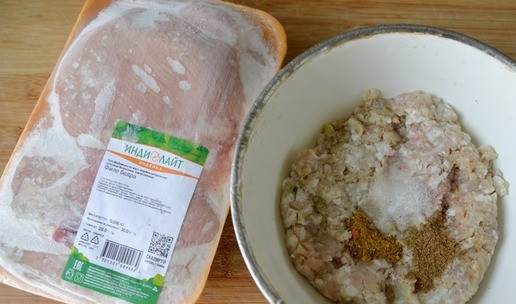 1. Этап. Люля-кебаб из индейки с пикантным соусом: Добавляем в фарш соль, молотую смесь перцев и карри. Фарш тщательно вымешиваем и затем отбиваем, на это должно уйти минимум 10 минут.