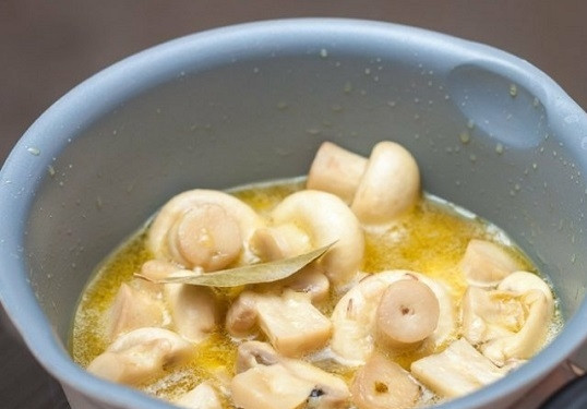 1. Этап. Маринованные шампиньоны за 7 минут: 4. Проварите около 5 минут на среднем огне, аккуратно помешивая при необходимости.