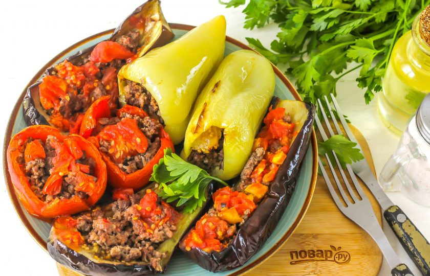 1. Этап. Бадымджан: Выложите готовое блюдо на тарелки и подайте к столу горячим с различными соусами на сметанной основе.