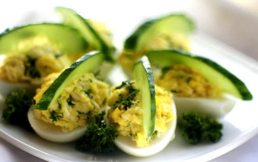1. Этап. Яйца, фаршированные сыром и чесноком: Дальше - дело нехитрое. Фаршируем каждую половинку белка нашей начинкой, в начинку для украшения вставляем ломтик огурчика. Подавать холодным. Приятного!