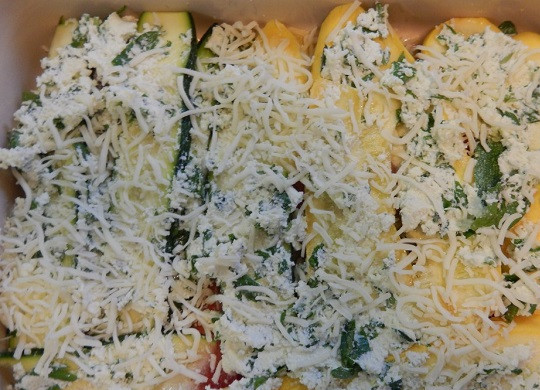 1. Этап. Лазанья с кабачками и помидорами: 4. Небольшое количество сырной начинки выложить на кабачки и разровнять.