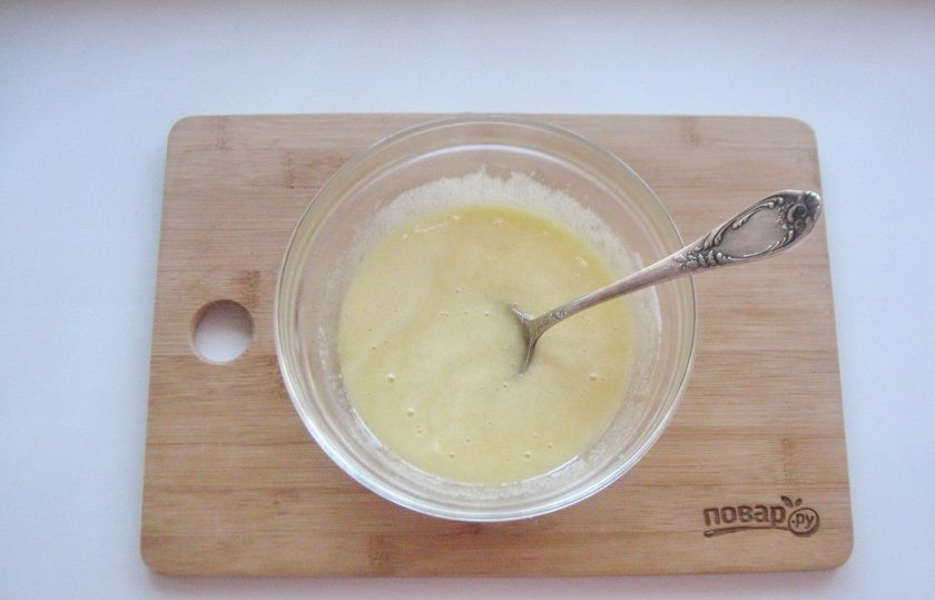 1. Этап. Торт Сердце из медовых коржей: Добавьте соду и перемешайте. Смесь сразу вспенится. Это реакция соды и мёда, охладите.