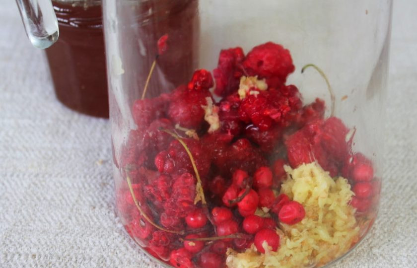 1. Этап. Имбирный напиток с малиной и лимонником: В кувшин кладем тертый имбирь, ягоды лимонника и малину.