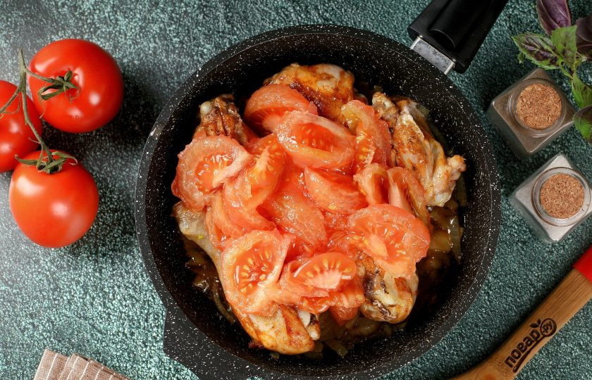 1. Этап. Курица тушёная с помидорами и луком: Добавьте нарезанные дольками помидоры. При желании с помидоров можно снять кожицу. Для того, чтобы она легче снималась, помидоры предварительно ошпарьте кипятком.