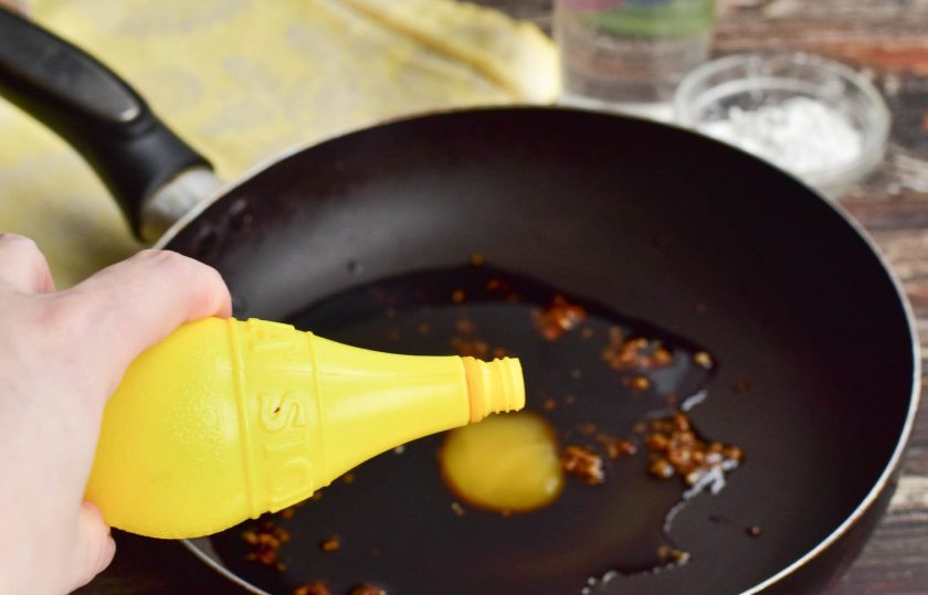 1. Этап. Кальмары в соусе терияки: Добавьте сок лимона.