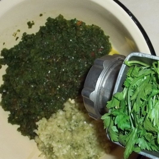 1. Этап. Зеленая аджика: Пропустить через мясорубку перцы, чеснок и зелень.