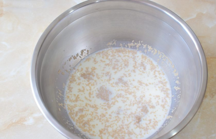 1. Этап. Бабушкины пуховые пирожки: Теплое молоко смешайте с дрожжами, сахаром солью.