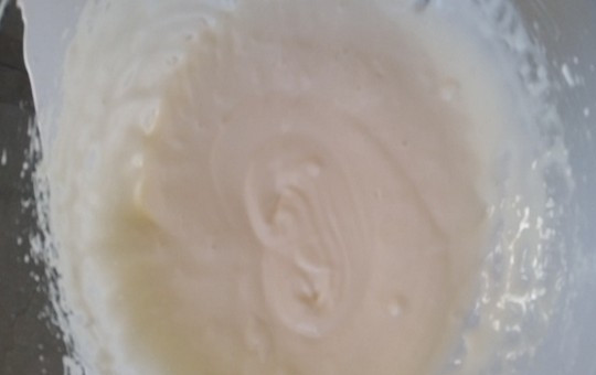 1. Этап. Чизкейк с ягодами (без выпечки): 3. В большой миске смешайте сливочный сыр с сахаром, чтобы сахар полностью растворился.