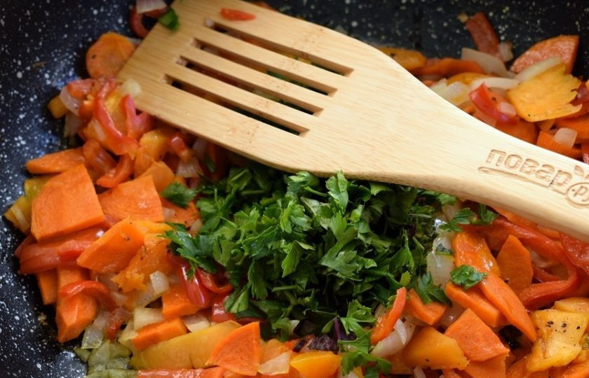 1. Этап. Тыква фаршированная мясом и овощами: Разогрейте на сковороде масло, обжарьте овощи до румяной корочки. Добавьте 1 ч.л. соли, гвоздику, измельченную зелень и перемешайте.