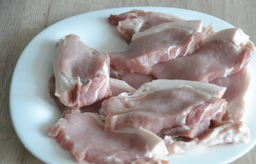 1. Этап. Виндалу из свинины с нектаринами: Свинину промойте, просушите бумажным полотенцем, нарежьте ломтиками.