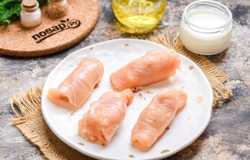 1. Этап. Куриные рулетики с моцареллой: Сверните заготовки рулетиками.