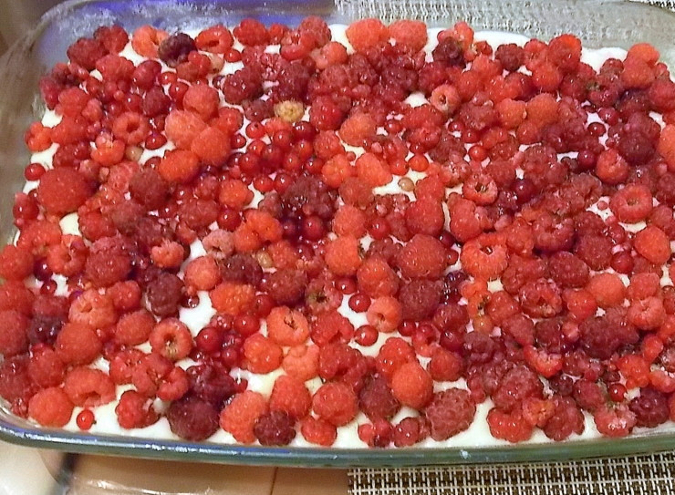 1. Этап. Малиновая бубланина: Уложите ягоды поверх теста.