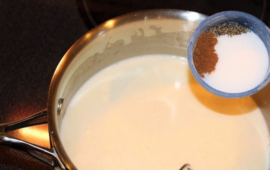 1. Этап. Норвежская запеканка с рыбой и макаронами: 7. По вкусу добавьте соль и специи.