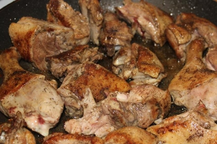 1. Этап. Утка, тушенная с капустой квашеной: 4. Выбрасываю шкварки и выкладываю на образовавшийся жир утиные кусочки, обжариваю с каждой стороны до румяной корочки, затем накрываю крышкой и тушу 45 минут.