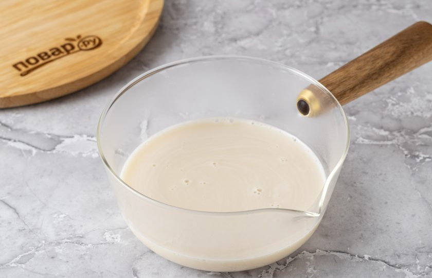 1. Этап. Десерт без выпечки и муки: В небольшую кастрюлю или в сотейник влейте 400 мл. молока, добавьте сахар. Я использую тростниковый. Подогрейте.