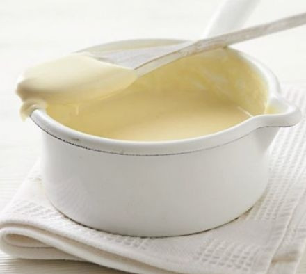 1. Этап. Соус белый основной: Проварите соус 5-10 минут на медленном огне, непрерывно перемешивая, пока он не загустеет. Приправьте белый соус солью и молотым черным перцем по вкусу.