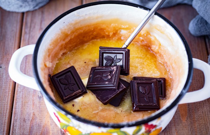 1. Этап. Шоколадный щербет: Добавьте шоколад, поломанный кусочками.