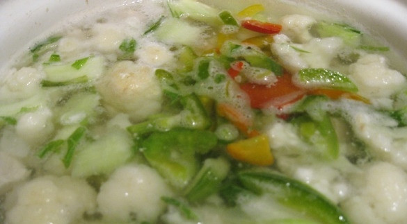 1. Этап. Суп из куриной грудки: Далее, добавляем сладкий перчик.