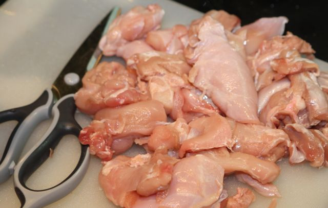 1. Этап. Кролик, тушеный с овощами: Делим на части.