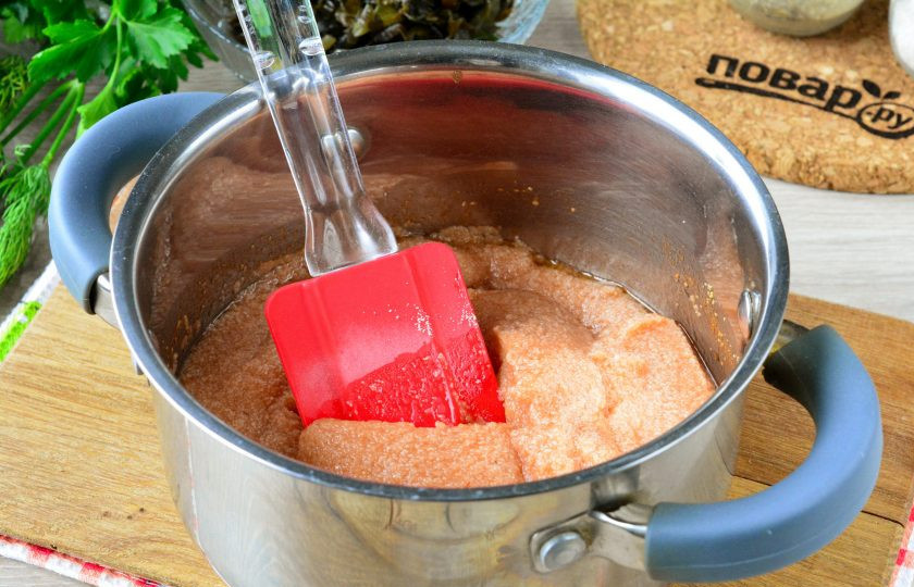 1. Этап. Икра из манки и морской капусты: При постоянном помешивании, сварите манную крупу. Огонь — минимальный. Варите пару минут до загустения.