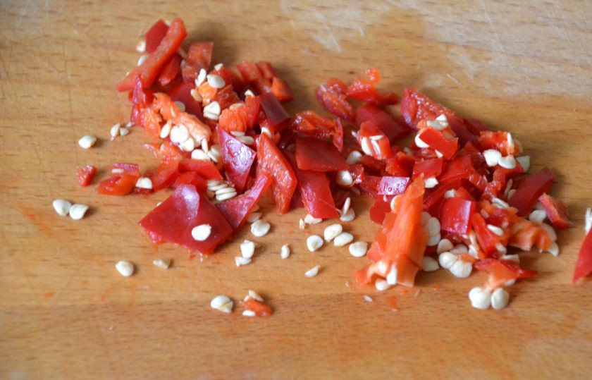 1. Этап. Кальмары в чесночном соусе: Мелко нарежьте перец чили.