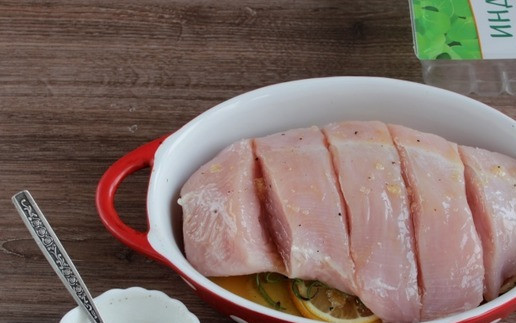 1. Этап. Филе грудки индейки в апельсиновом соусе: Полейте соусом филе грудки индейки