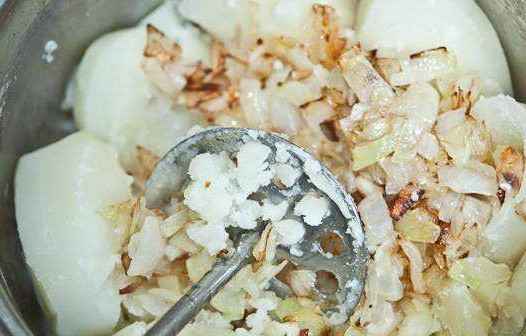 1. Этап. Тесто на пирожки жареные: Пока тесто поднимается, мы как раз успеем приготовить начинку. В качестве начинки у меня будет картошка с луком и грибами. Сначала отварю картофель. Потом обжарю нарубленный репчатый лук с грибочками. Сваренный картофель надо подавить ступкой и перемешать с обжаркой. Кладем в начинку соль и перец по вкусу.