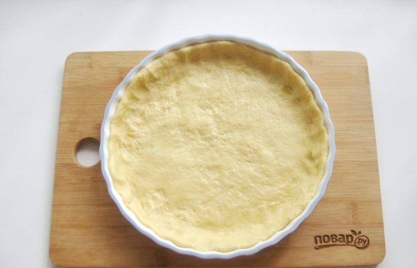 1. Этап. Киш с курицей и цветной капустой: Тесто достаньте из холодильника и выложите в форму для выпечки, образуя бортики. Диаметр моей формы 20 сантиметров.