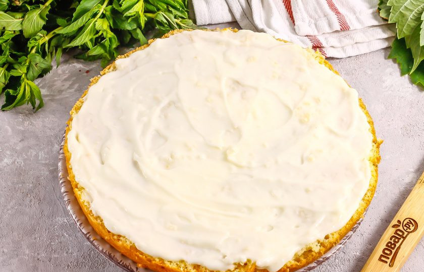 1. Этап. Лимонно-ягодный торт: По желанию пропитайте бисквит сиропом или сладкой водой. Обмажьте кремом нижний корж.