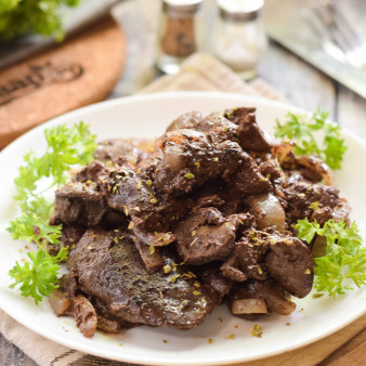 Куриная печень с медом и луком