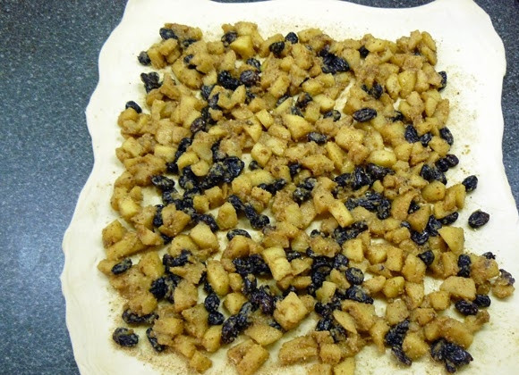 1. Этап. Яблочный штрудель из готового слоеного теста: Сверху выложите начинку.