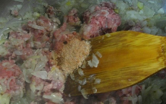 1. Этап. Быстрый супчик: 2. Добавим дальше фарш и специи, обжарим все вместе, пока жидкость из фарша не испарится.