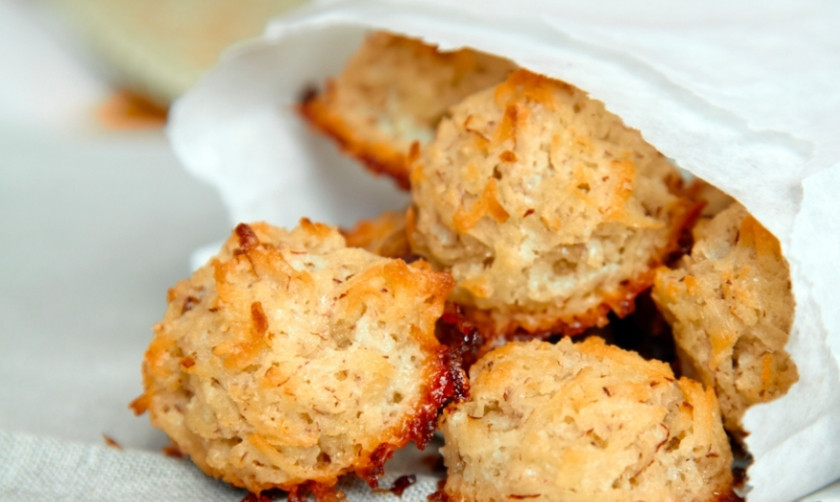 1. Этап. Печеньки быстрые: Выпекайте печенье около 20-25 минут в зависимости от размера сформированных шариков. Печенье должно приобрести золотистый оттенок.