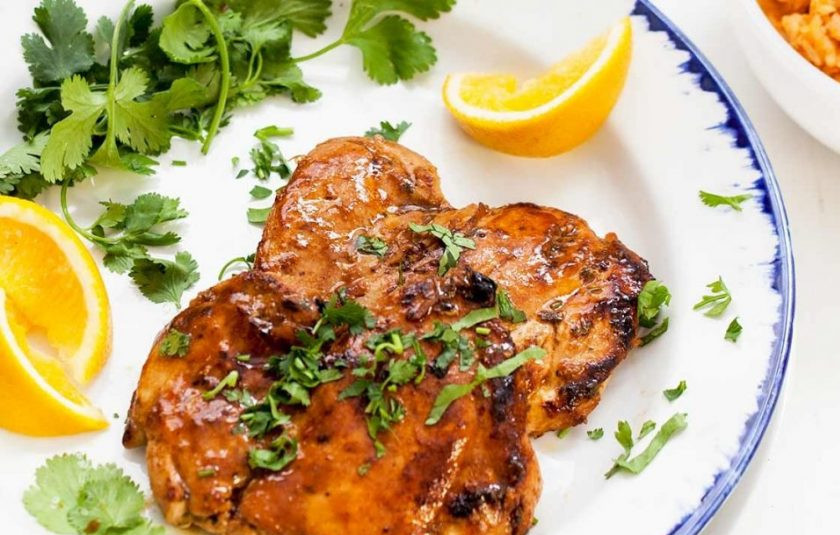 1. Этап. Куриное мясо в апельсиновом маринаде: 8. Для подачи украсьте мясо зеленью и ломтиками цитрусовых.