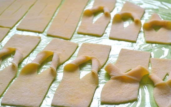 1. Этап. Хворост с медом: 11. Проденьте через него конец полоски.