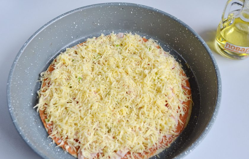 1. Этап. Пицца на сырном тесте: 7. Посыпьте любимыми специями и положите тертый сыр.