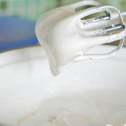 1. Этап. Кулич в формочках: Взбейте круто белок с оставшимся сахаром. И добавьте в тесто.