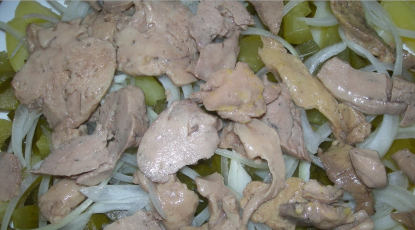 1. Этап. Салат Печень трески: 2. Теперь выкладываем слой тонко порезанного лука (если есть время, его можно замариновать) и слой печени трески.